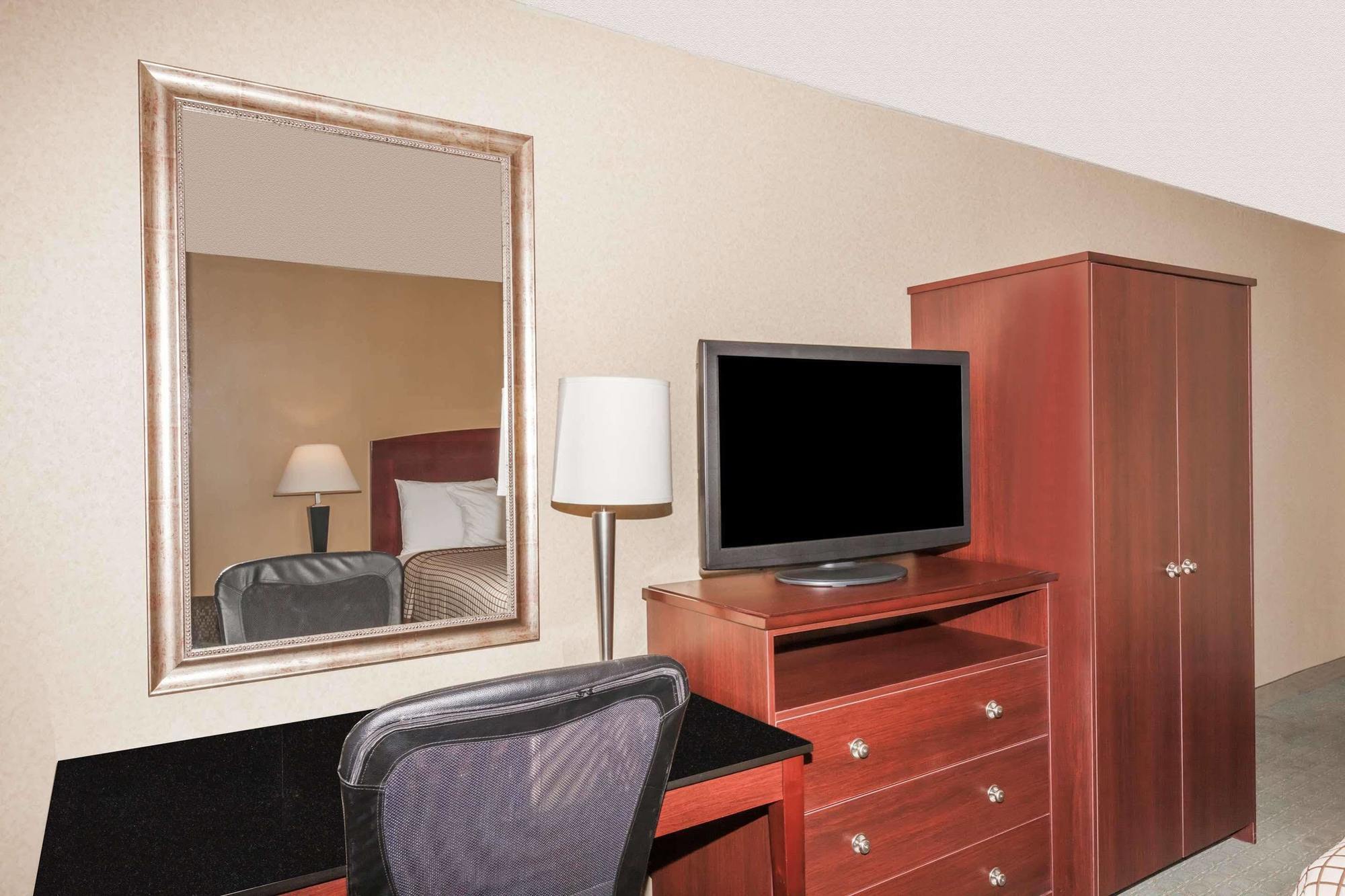 Days Inn By Wyndham Utica Dış mekan fotoğraf